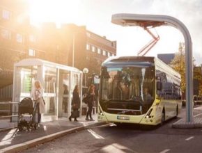 autobus elektrobus Volvo na nabíjecí stanici