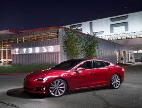 auto elektromobil Tesla Model S továrna Tesla Fremont Kalifornie
