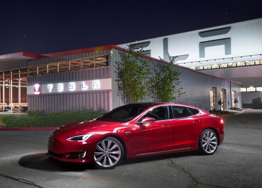 auto elektromobil Tesla Model S továrna Tesla Fremont Kalifornie