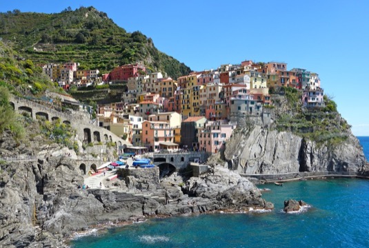 auto Itálie pobřeží domy město vesnice