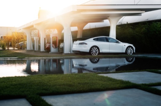 auto elektromobily Tesla Model S na nabíjecí stanici Tesla Supercharger