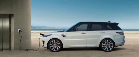 Novinkám napříč celou modelovou řadou Range Roveru Sport vévodí nový Plug-In Hybrid (PHEV), kombinující pohon poskytovaný elektrickým a zážehovým motorem