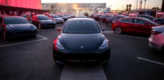 auto Tesla Model 3 elektromobil první dodané kusy
