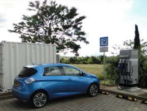 Elektromobil Renault Zoe u dobíjecí stanice se stacionární baterií