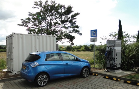 Elektromobil Renault Zoe u dobíjecí stanice se stacionární baterií