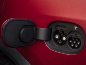 auto Tesla Model S nabíjecí konektor GB Čína