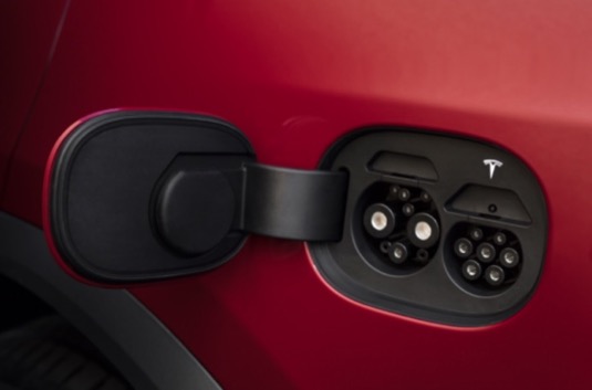 auto Tesla Model S nabíjecí konektor GB Čína
