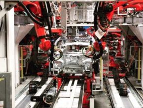 auto elektromobil Tesla Model 3 výrobní linka v továrnbě ve Fremontu