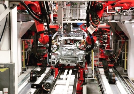 auto elektromobil Tesla Model 3 výrobní linka v továrnbě ve Fremontu