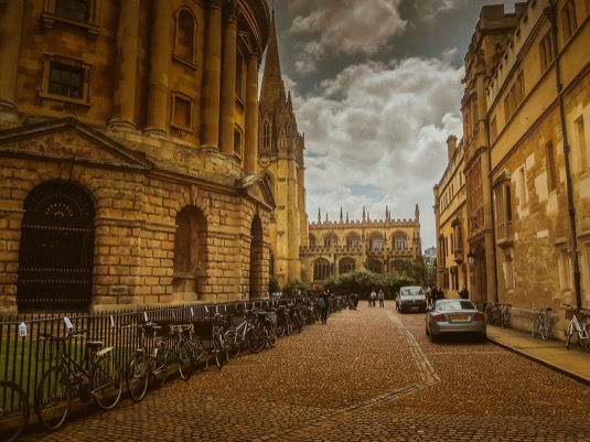 Ač se v Oxfordu hodně jezdí na kole, hlavní roli přeci jen hrají auta spalující fosilní paliva