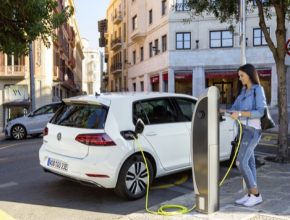 elektromobil Volkswagen e-Golf u dobíjecí stanice