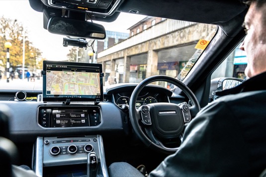 Společnost Jaguar Land Rover se zapojí do prvních silničních testů autonomních a propojených vozidel ve Velké Británii. Testování v reálném provozu posune automobilku Jaguar Land Rover o další krok blíže k uvedení inteligentních vozidel do skutečného světa.