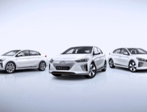 Women’s World Car of the Year je jediným oceněním automobilů na světě, které udělují pouze ženy. Porota je složená z 25 novinářů z 20 různých zemí. Ze seznamu 420 vozů vybíraly členky poroty do užšího finále 60 nejlepších. Poté v tajném hlasování přidělovaly jednotlivým modelům body.