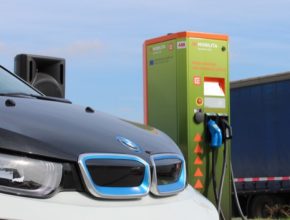 auto elektromobil BMW i3 rychlodobíjecí stanice ČEZ