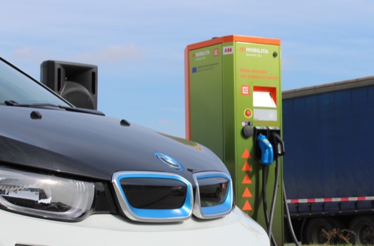 auto elektromobil BMW i3 rychlodobíjecí stanice ČEZ