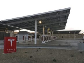 auto Tesla Supercharger nabíjecí stanice v Kettleman City v Kalifornii