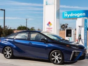 auto na vodík Toyota Mirai plnící stanice