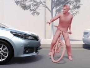 Modernizovaný předkolizní bezpečnostní systém (PCS) zajišťuje účinnější snížení rychlosti a spolehlivější rozpoznávání chodců i cyklistů