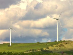 větrné elektrárny turbíny na obzoru výroba elektřiny obnovitelné zdroje