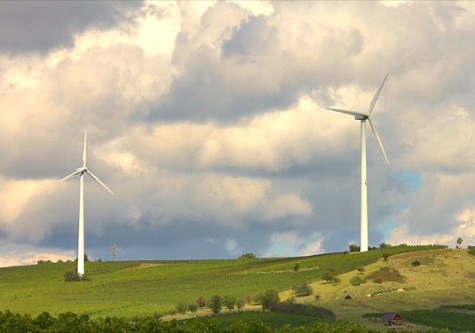 větrné elektrárny turbíny na obzoru výroba elektřiny obnovitelné zdroje