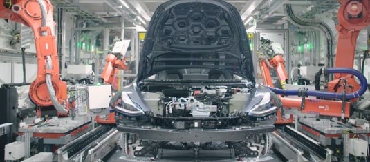 auto výroba elektromobilu Tesla Model 3