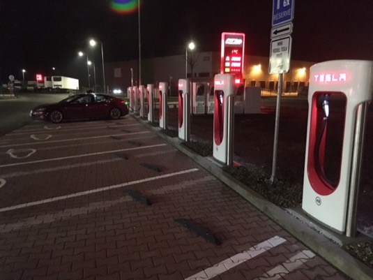 auto Tesla Supercharger nabíjecí stanice Olomouc
