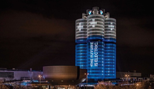 auto elektromobil BMW i3 sídlo automobilky Mnichov