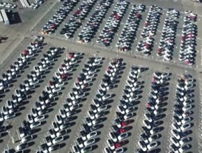 auto elektromobily Tesla Model 3 na parkovišti továrny Tesla ve Fremontu - výroba