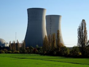 Česká vláda dlouhodobě uvažuje o rozšíření jaderných elektráren Dukovany a Temelín. Tendr na nový Temelínský reaktor byl ale před lety zrušen a pro Dukovany zatím nebyl vypsán.