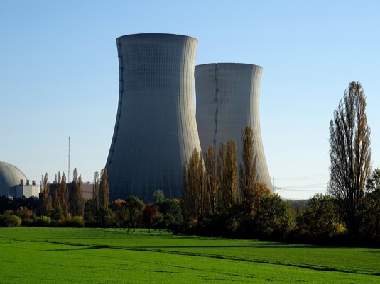 Česká vláda dlouhodobě uvažuje o rozšíření jaderných elektráren Dukovany a Temelín. Tendr na nový Temelínský reaktor byl ale před lety zrušen a pro Dukovany zatím nebyl vypsán.