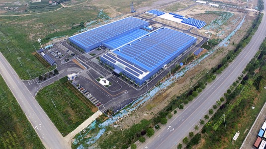 Továrna Rongke Power. Všimněte si solárních panelů na střeše.