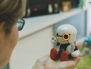 Robot stojí 39 800 jenů, necelých 8 000 Kč, obal se židličkou pak vyjde na 5 950 jenů, zhruba 1 200 Kč.