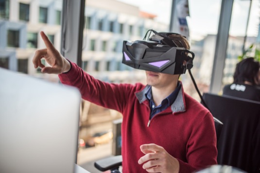 auto virtuální brýle VRHero 5K Plus společnosti VRgineers