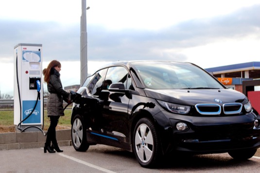auto dobíjení elektromobilu BMW i3 Bulharsko stanice ABB Terra 53 Vazov