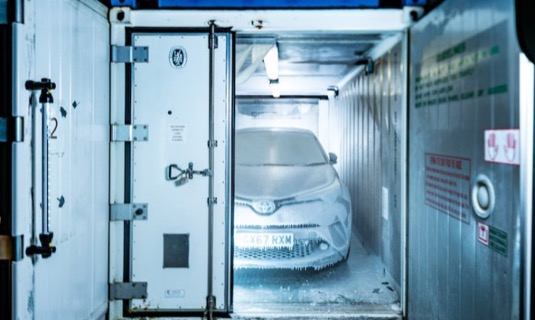 Hybridní Toyota C-HR v obří mrazničce