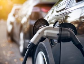 Auta do zásuvky - elektromobily a plug-in hybridy - jsou v nabídce automobilek už dnes.