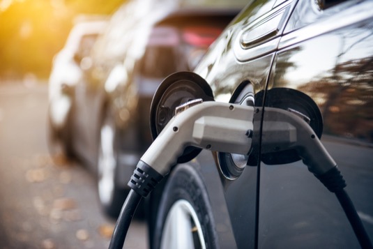 Auta do zásuvky - elektromobily a plug-in hybridy - jsou v nabídce automobilek už dnes.
