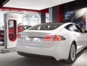 auto elektromobily Tesla Model S v obchodu Store u nabíječky Supercharger