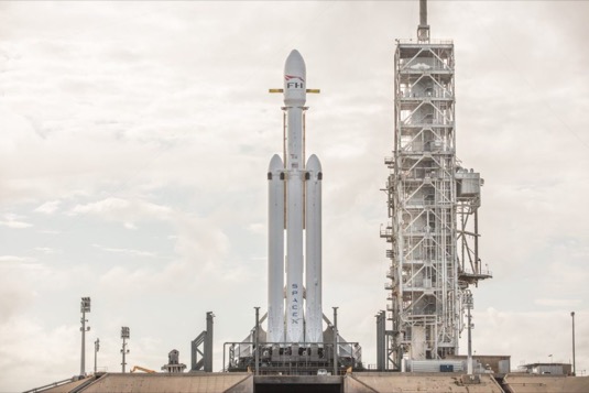 Falcon Heavy společnosti SpaceX při přípravě na statický zážeh
