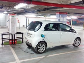 Elektromobil Citroen C-Zero se nabíjí u nabíjecí stanice v OC Mercury v Českých Budějovicích