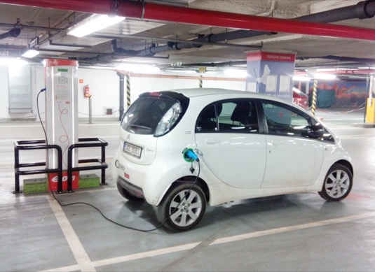 Elektromobil Citroen C-Zero se nabíjí u nabíjecí stanice v OC Mercury v Českých Budějovicích