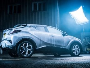 Na kost zmrzlý hybrid Toyota C-HR