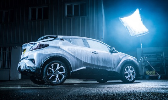 Na kost zmrzlý hybrid Toyota C-HR
