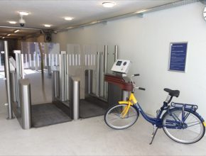 Bezobslužné parkování jízdních kol na železničních stanicích v Nizozemsku. Nové parkovací stanice jsou bezpečné, pohodlné a vybavené nejmodernějšími monitorovacími systémy .