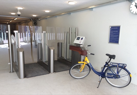 Bezobslužné parkování jízdních kol na železničních stanicích v Nizozemsku. Nové parkovací stanice jsou bezpečné, pohodlné a vybavené nejmodernějšími monitorovacími systémy .