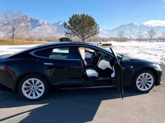 auto elektromobil obrněný Tesla Model S P100D