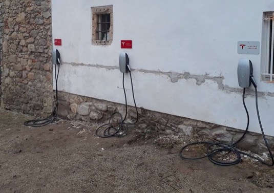 auto Tesla Destination Charger nabíjecí stanice pro elektromobily u Hotelu Besídka ve Slavonicích