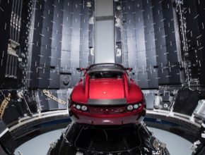 Elektromobil Tesla Roadster v nákladovém prostoru vesmírné rakety Falcon Heavy