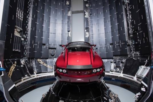 Elektromobil Tesla Roadster v nákladovém prostoru vesmírné rakety Falcon Heavy