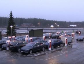 auto elektromobily Tesla Model S a X u nabíjecí stanice Tesla Supercharger v Nabbenes (Norsko).